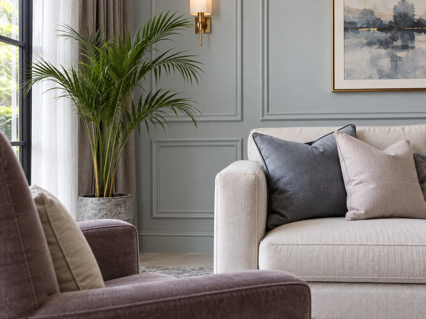 Molding blue grey, kain ivory, dan aksen plum membentuk karakter klasik dengan variasi tekstur yang tetap terarah.