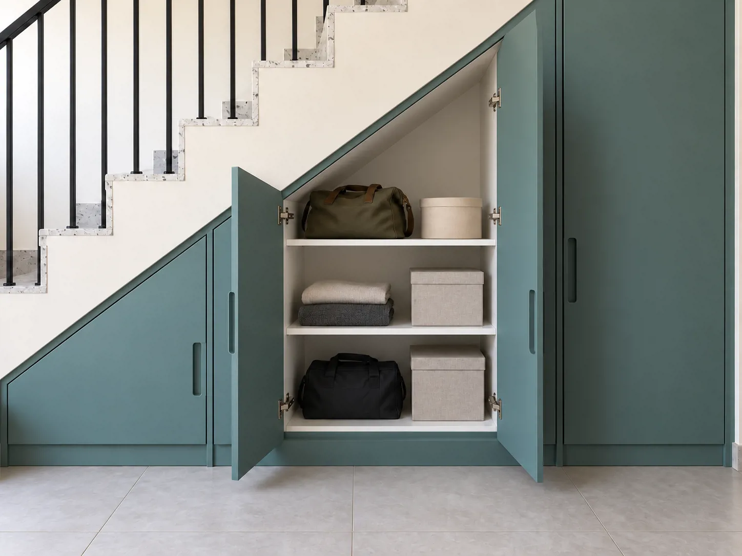 Rak HPL putih di balik pintu dusty teal memisahkan tas dan kotak perlengkapan agar isi tidak bertumpuk.